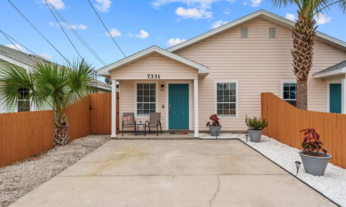 Gulf Lagoon Beach House | 4 Min Walk to Sand | 2BR | King Bed | Private Yd!