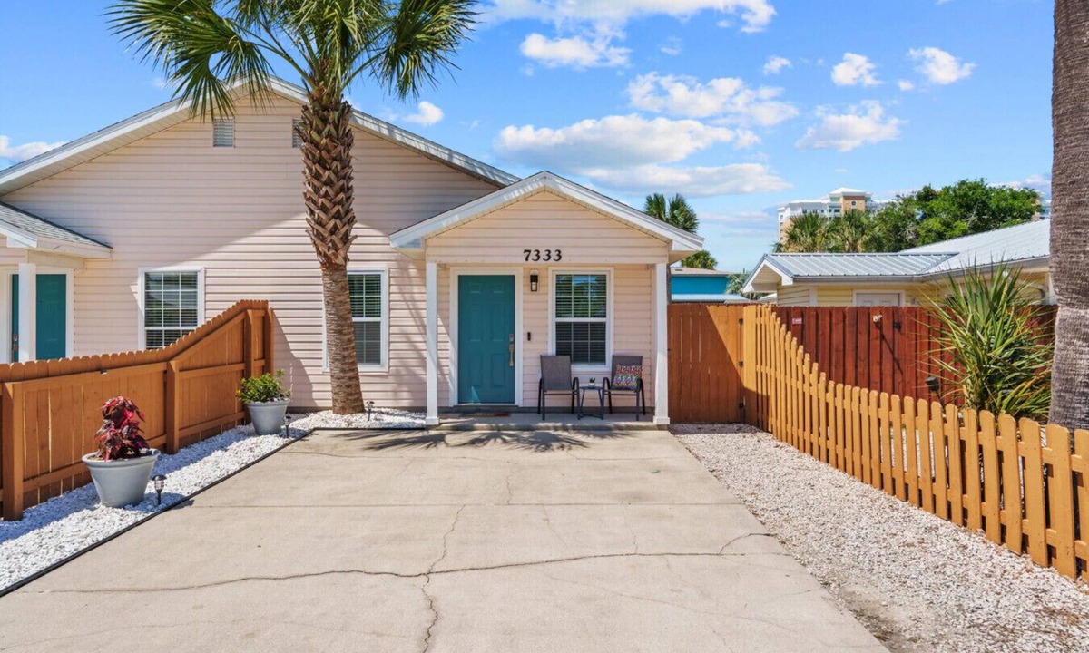 Gulf Lagoon Beach House | 4 Min Walk to Beach | 2BR | King Bed | Private Yd