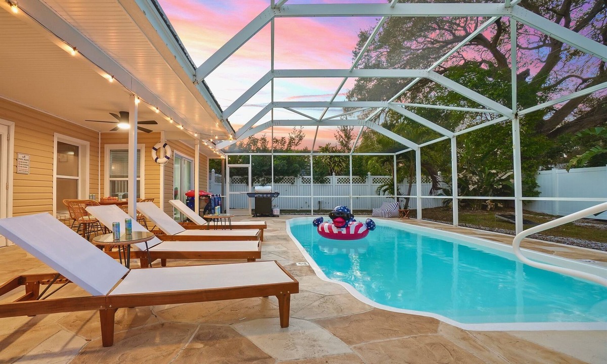 Clearwater House | 4BR Heated Pool|12min to Beach|Gameroom|King beds