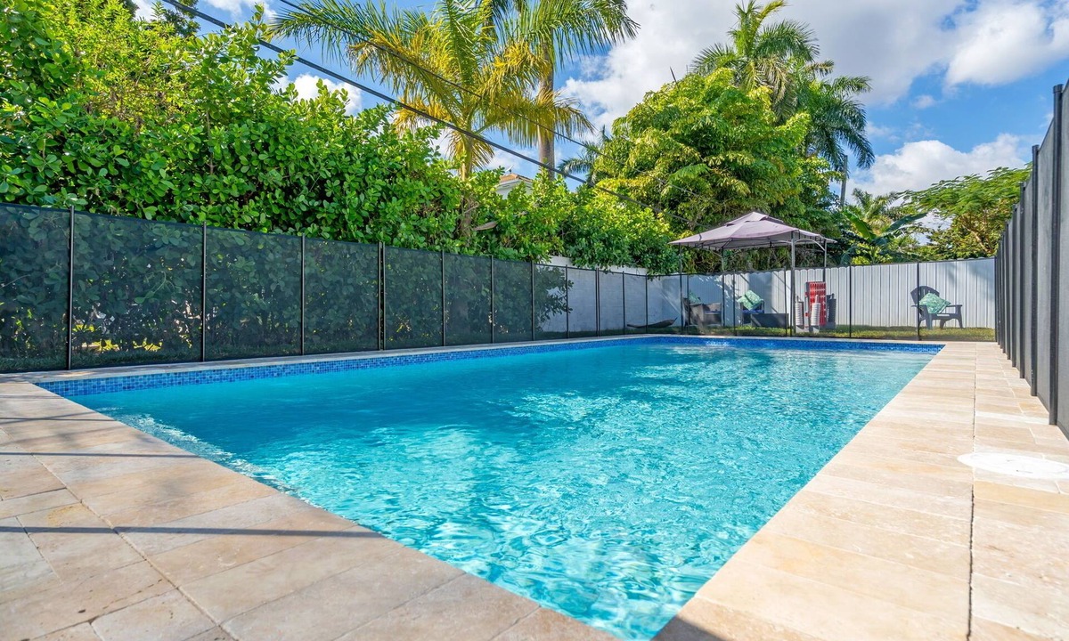 Miami Shores House | 5 BDR, 9 beds, Sleeps 12, Luxury Oasis Pool, 6 miles to beach