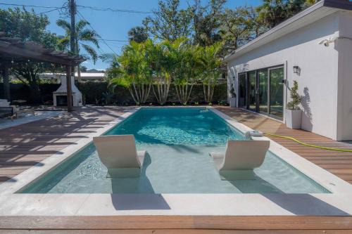 Beach Park House | 5* Luxe Getaway | Heated Pool & Outdoor Fireplace