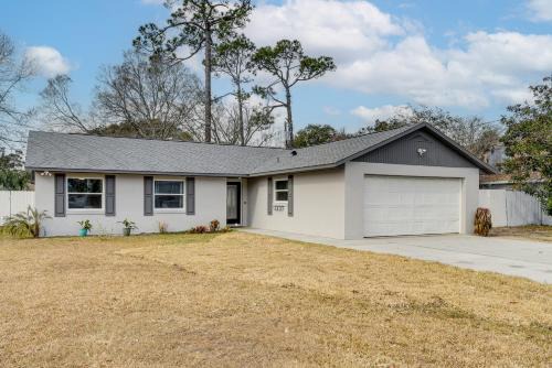 Holly Hill House | 5 Mi to Beach & Main St Pier: Quiet Family Getaway