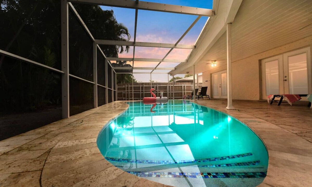 Ojus House | 5BD Beach House, Sun, Pool, BBQ & Shop! Beach & Aventura Mall – Sleeps 26!