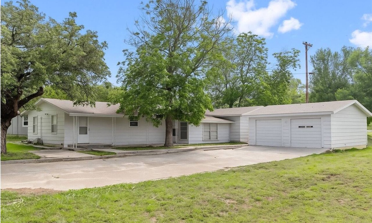 Lake Brownwood House | 5BR 2BA Home w/Gameroom Near Lake Brownwood SLEEPS 12+