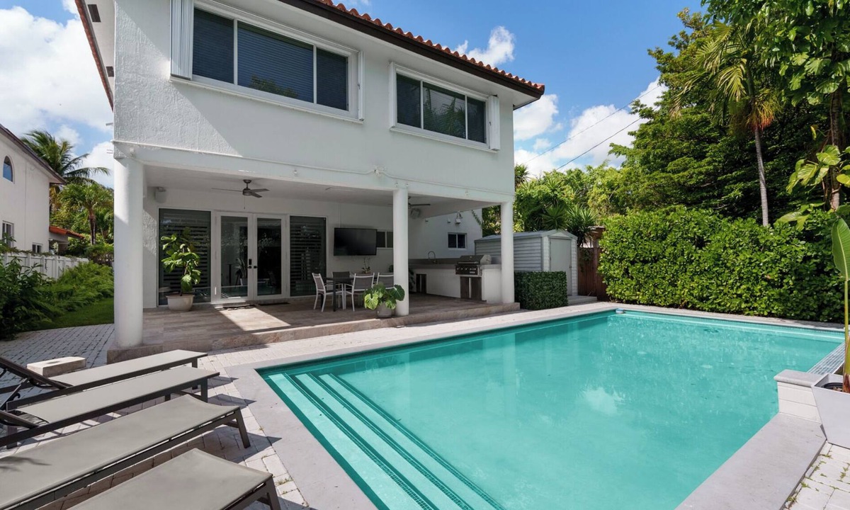 West Little Havana House | 5BR 9-Bed Central Miami Spacious Villa, Pool, Grill & More