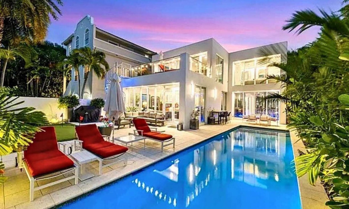 Colee Hammock House | 5BR Las Olas Villa w/Pool & Gym