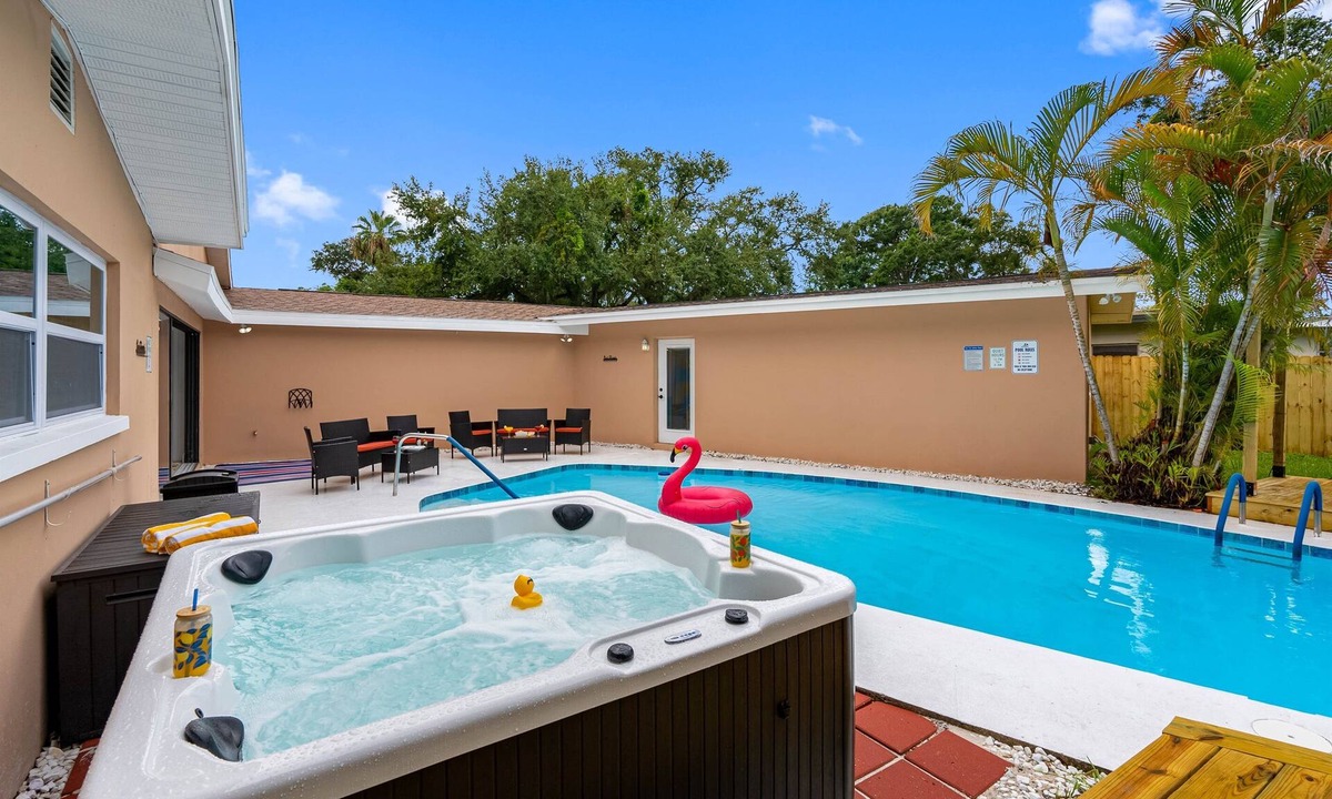 Clearwater House | 5BR + Private Pool & Hot Tub | 15 Min to Clearwater Beach | Sleeps 10