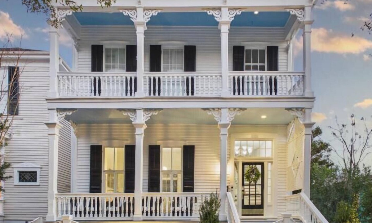 Galveston House | 5BR Remodeled Victorian home near the Strand