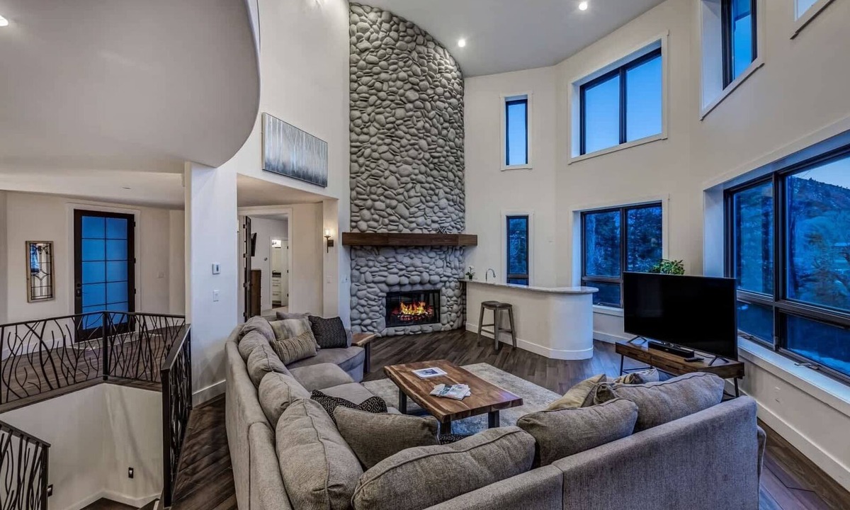 Basalt House | 5BR waterfront home w/scenic views & backyard