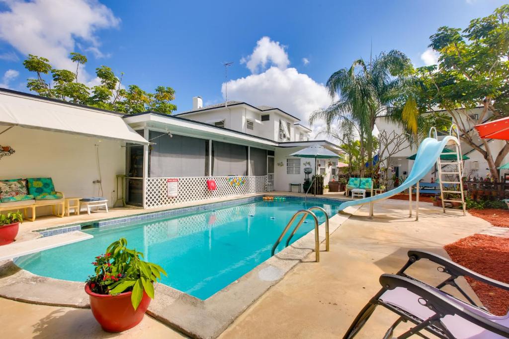 College Park Apartment | 6 Mi to Palm Beach: Studio w/Pool Access!