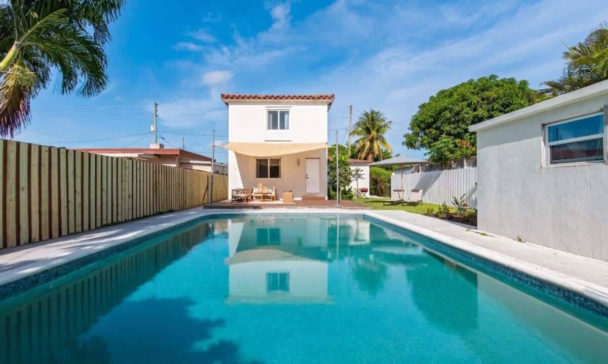 West Little Havana House | 6BR Villa w/Pool, King Beds & Top Amenities!