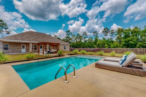 Crestview House | 7 Mi to Emerald Coast Zoo! Poolside Paradise