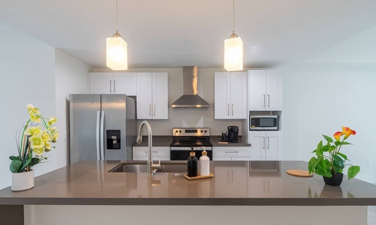 Hallandale Beach Apartment | 9BR Large Group Stay Three Apts Free Parking!