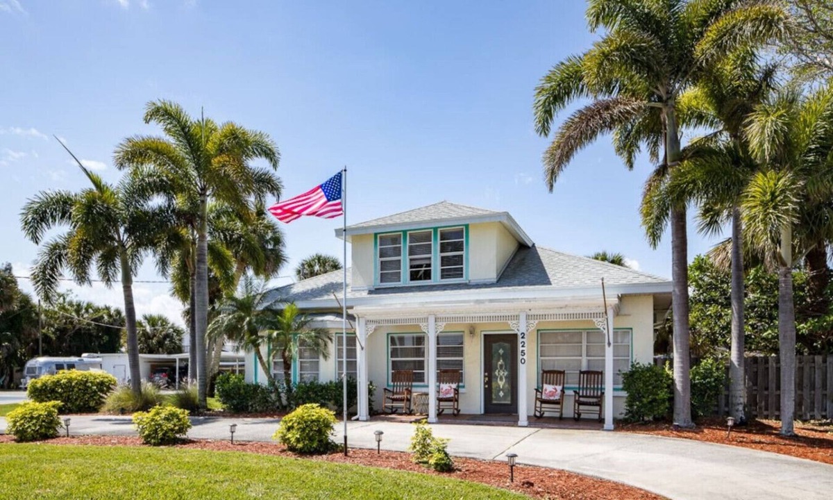 Varnum Park House | A Hidden Gem in the Heart of Eau Gallie, pickleball or enjoy the pool sleeps 18