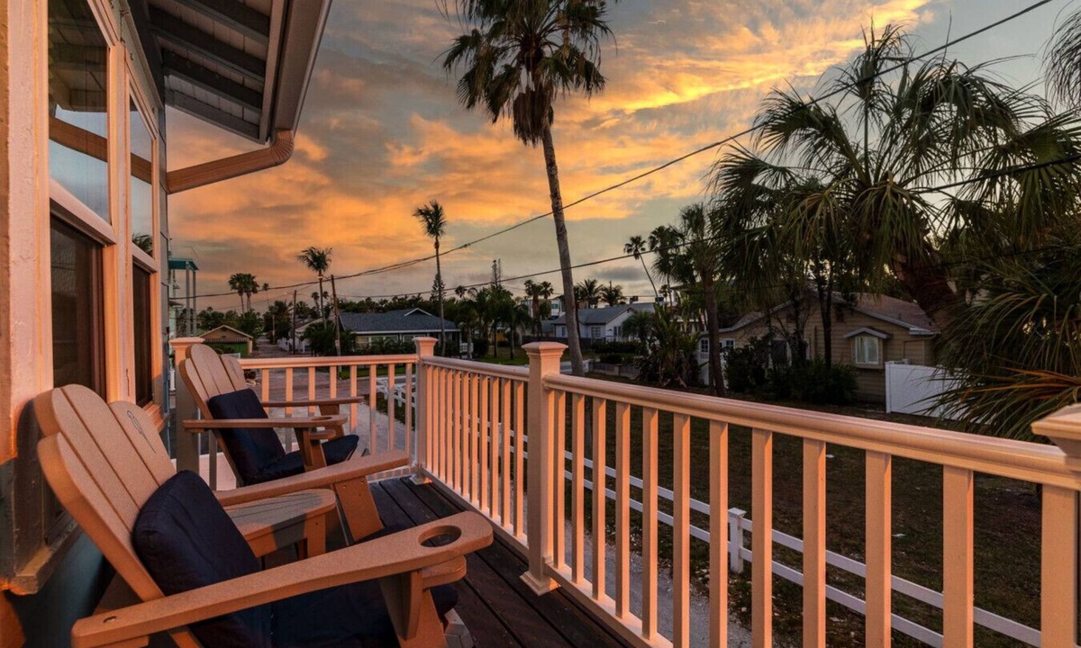 Pass-a-Grille House | A Hidden Gem Steps to Pass-a-Grille Beach-Dog Ok!