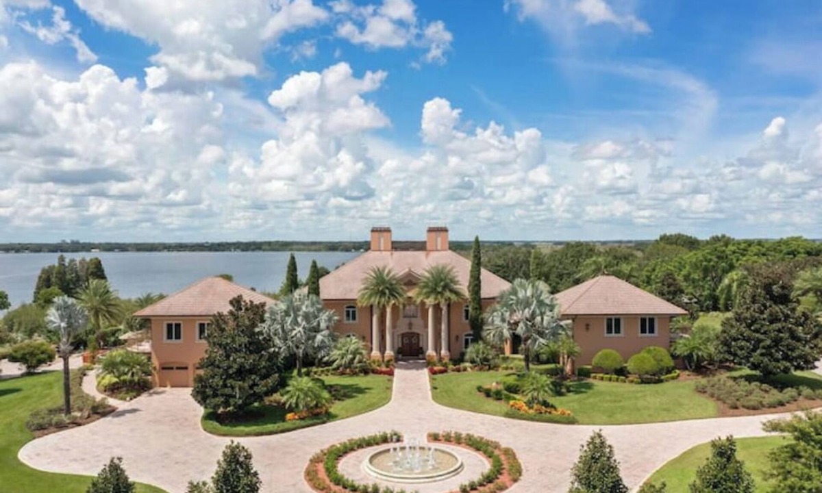 Auburndale House | A serene lake side estate