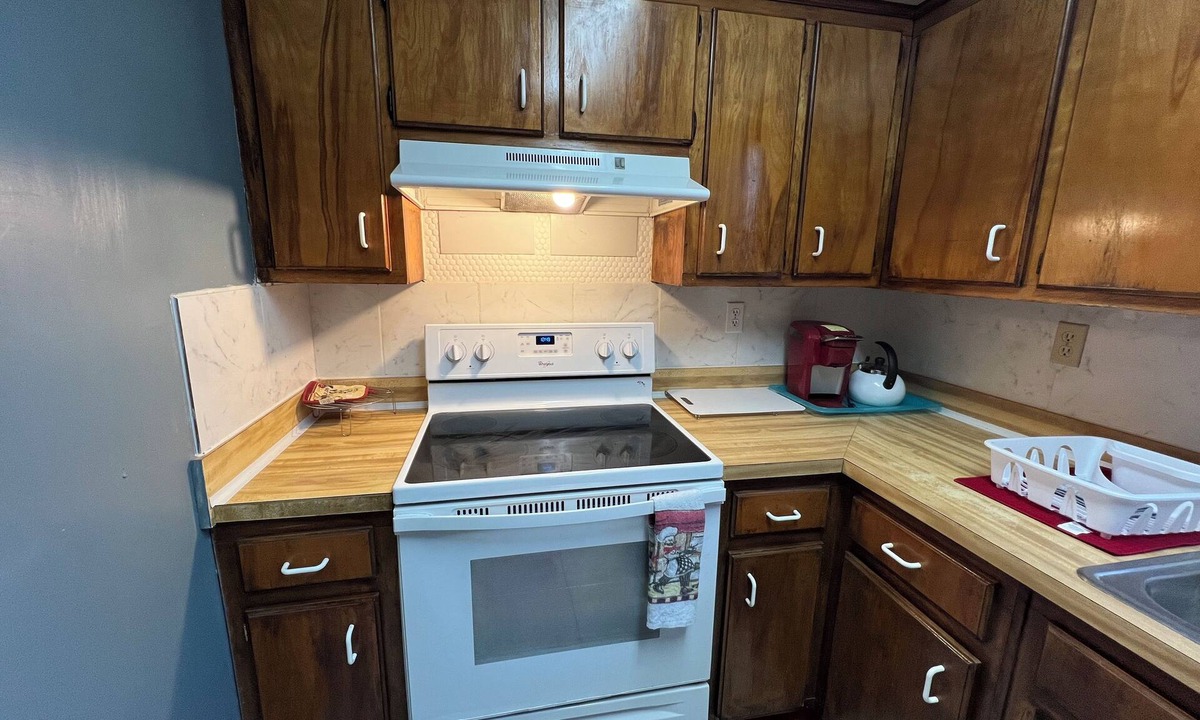 St. Marys House | A travelers home, community pool, center location