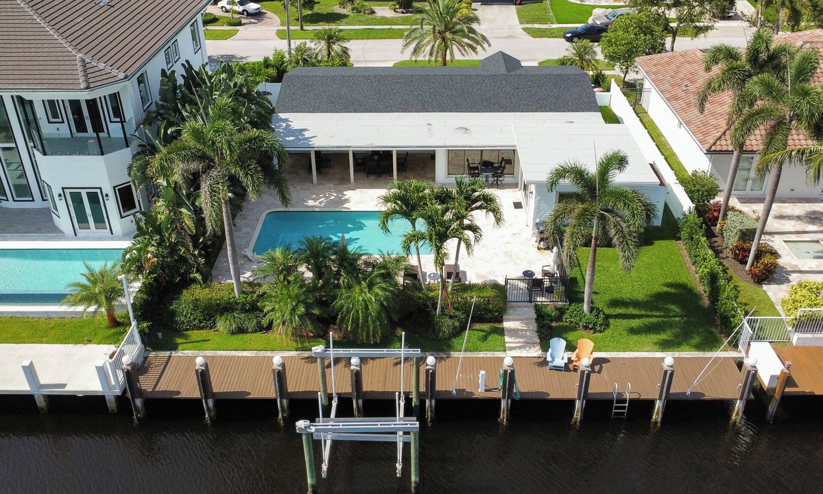 Lighthouse Point House | A Tropical paradise backyard pool, family friendly, Boat lift and Dock