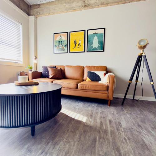 Central Business District Apartment | Above All-d'town, parking, gym, cruise, walkable