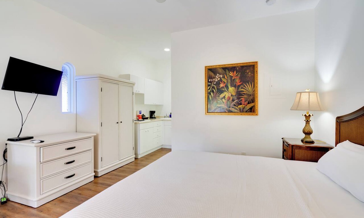 Naples Apartment | Access to 10,000 Islands: Resort-Style Naples Gem!