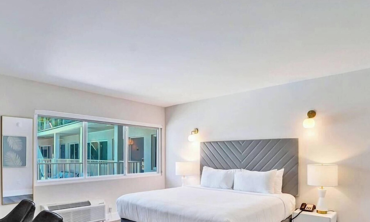 Galt Mile Apartment | ADA Accessible King Room at Botanica
