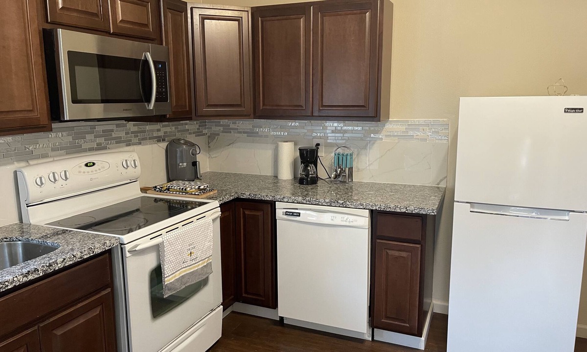 Paine Field-Lake Stickney House | Adorable fully remodeled Suite with Kitchen and office area