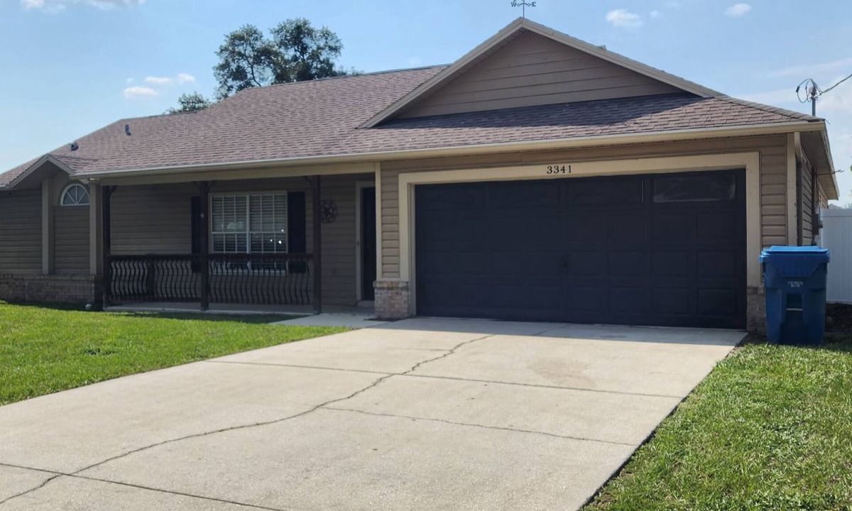 Spring Hill House | Adventure Coast: 4/2, Near Spring and Beach, Big Yard, Fenced