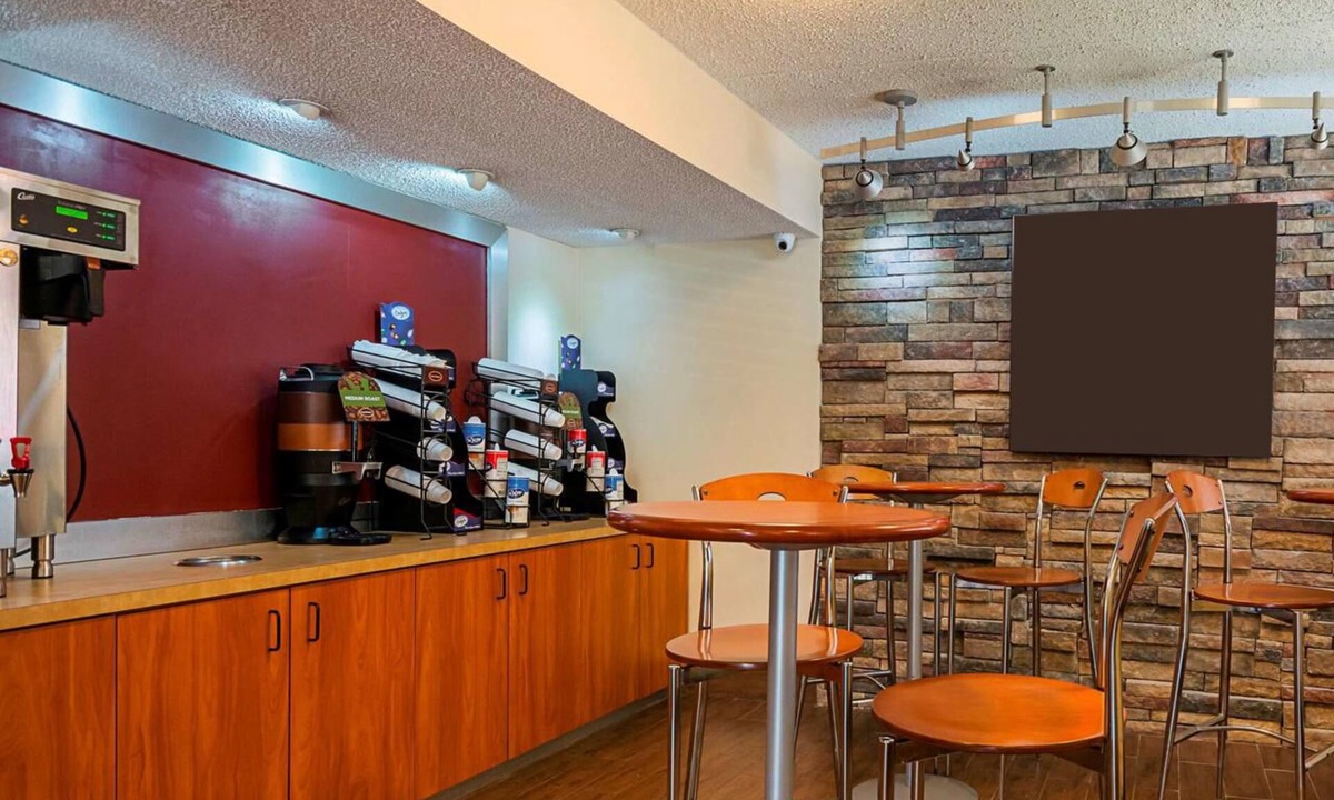 Las Colinas Hotel | Affordable Family-Friendly Room Near Airport & Historic Main Street | 3 Units