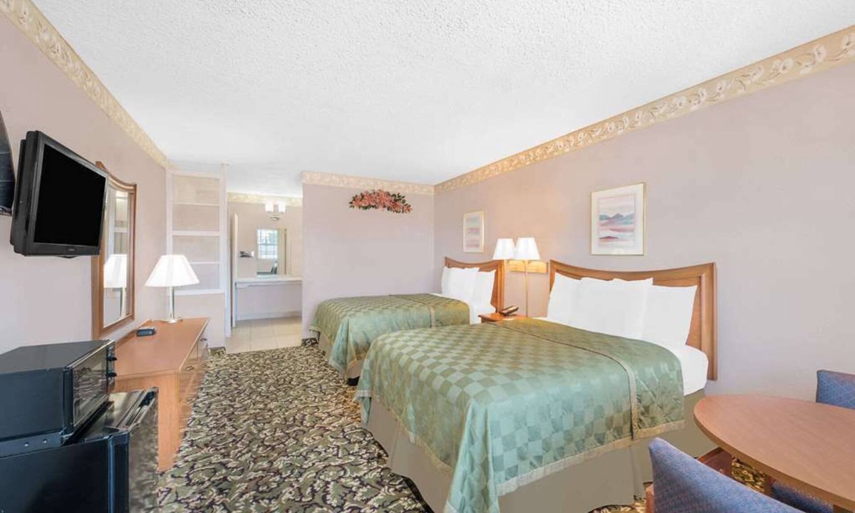 Pecos Hotel | Affordable Lodging in Pecos! Pets are Welcome! Airport Shuttle, Seasonal Pool!