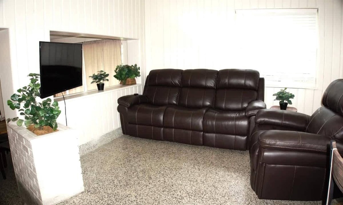 Lakeshore South House | Affordable, Spacious, Family Friendly, 3 Queen Beds, Washer and Dryer, Long-Term Welcome