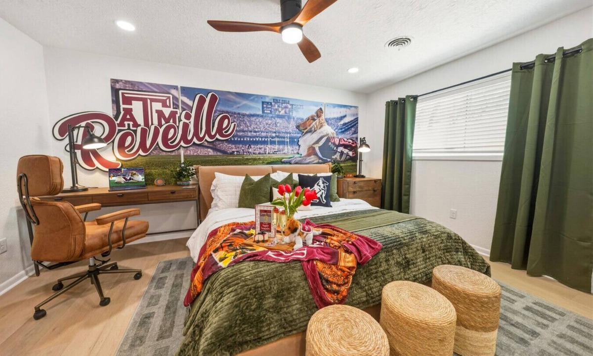 College Station House | Aggie Icon | Fully Themed | 2 Miles to TAMU