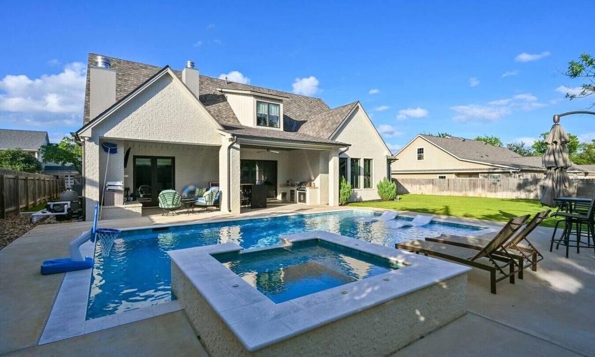 Holick House | Aggie Paradise: Sleeps 16+ w/Private Pool & Spa