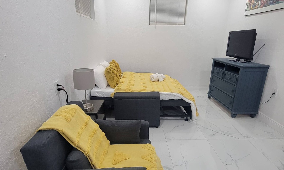Ojus House | Amazing 1-bedroom Suite with AC in vibrant Miami