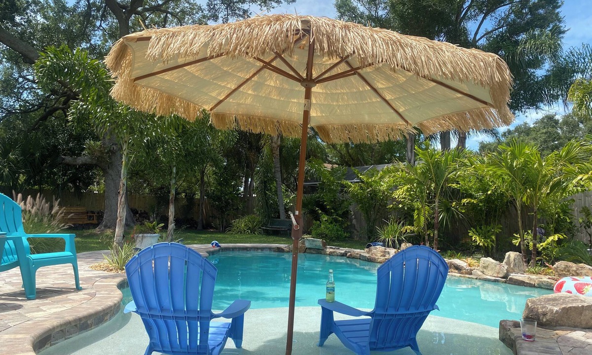 Crystal Beach House | Amazing Private Tropical Pool, Fire Pit, 3 mins to Crystal Beach.