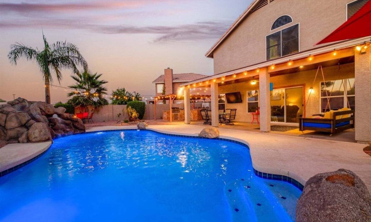 Gilbert House | Amenities Galore! Heated Pool, Play Structure, Putting Green