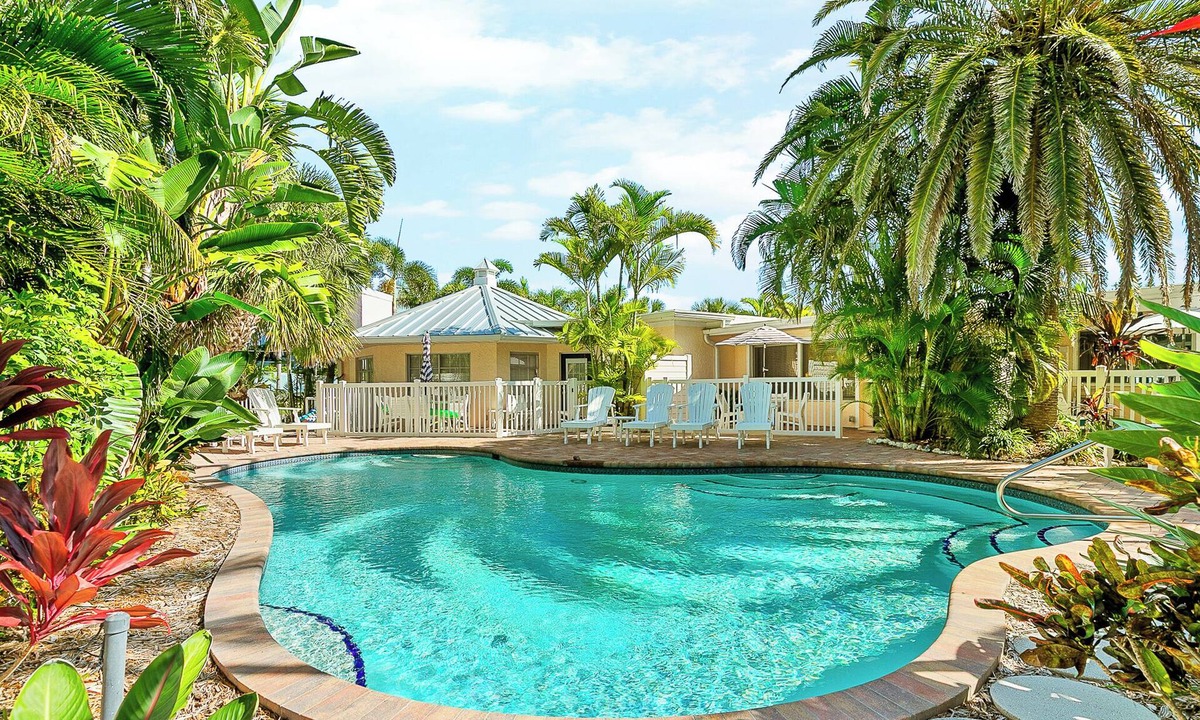 Holmes Beach House | Anna Cabana Bungalow #1. Steps to Gulf. Shared Heated Pool.