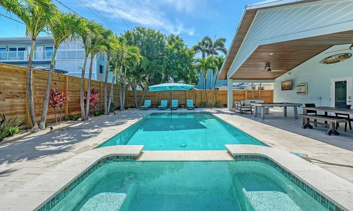 Bradenton Beach House | Anna Maria Island Luxury Beach Retreat with Heated Pool, Spa & Outdoor Kitchen | Steps to Gulf Beaches | All Bedrooms Ensuite