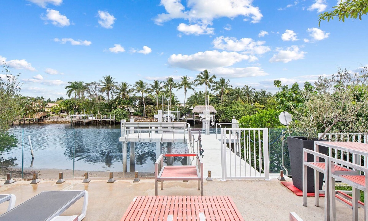 Deerfield Beach Apartment | Apartment w/Balcony & Mini-Golf