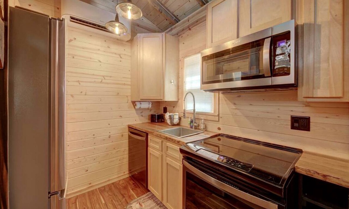 Hayesville Cabin | Appalachian Adventure in this Tiny Cabin near Hiawassee, Ideal for Couples' Glamping