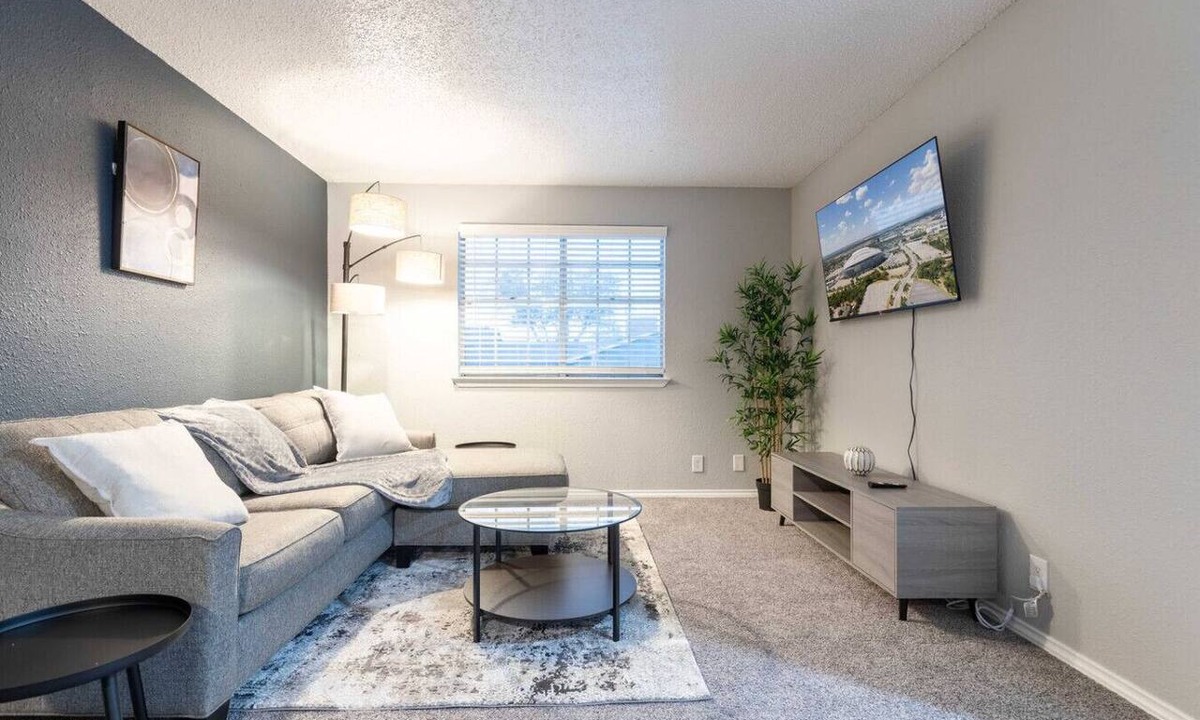 Central Arlington Apartment | Arlington 1BR | AT&T, Globe Life, 6 Flags, Parking