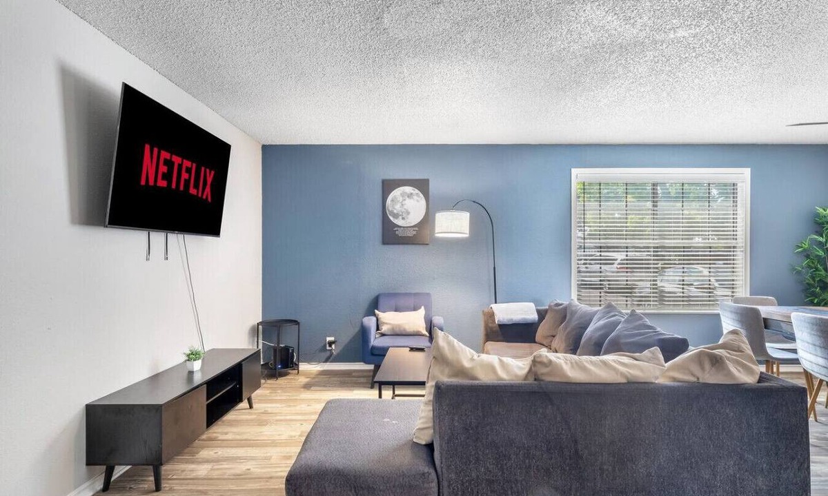 Central Arlington Apartment | Arlington 2BR | AT&T, Globe Life, 6 Flags, Parking