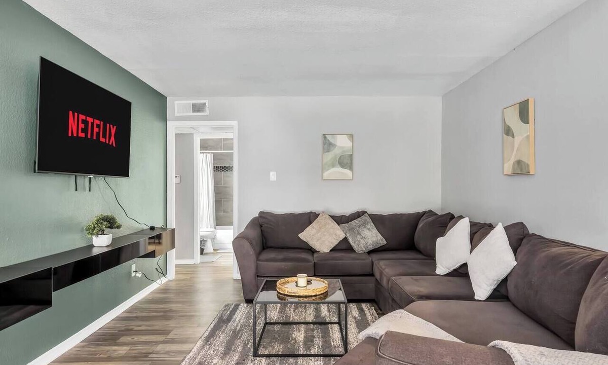 Central Arlington Apartment | Arlington 3BR | AT&T, Globe Life, 6 Flags, Parking