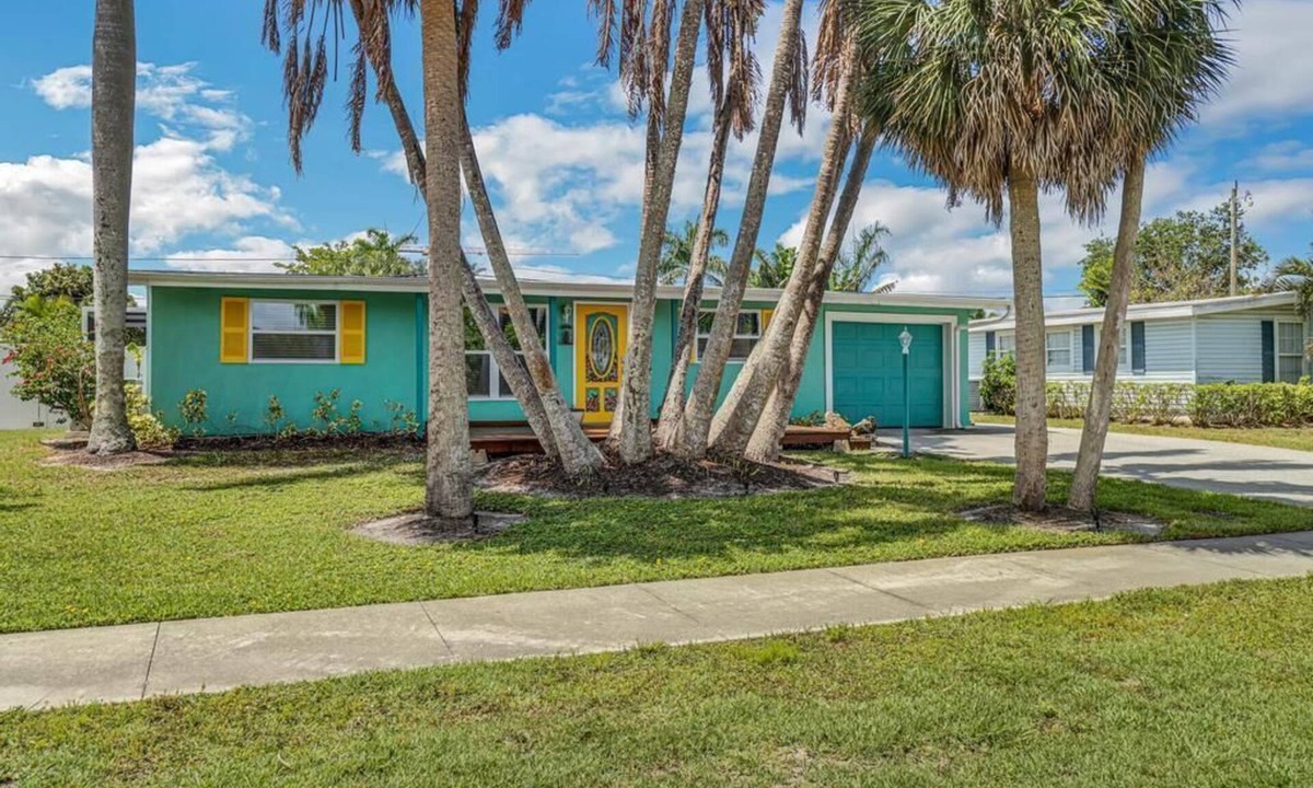 East Naples House | Artistic Tropical Paradise 5 minutes to downtown and the beach.