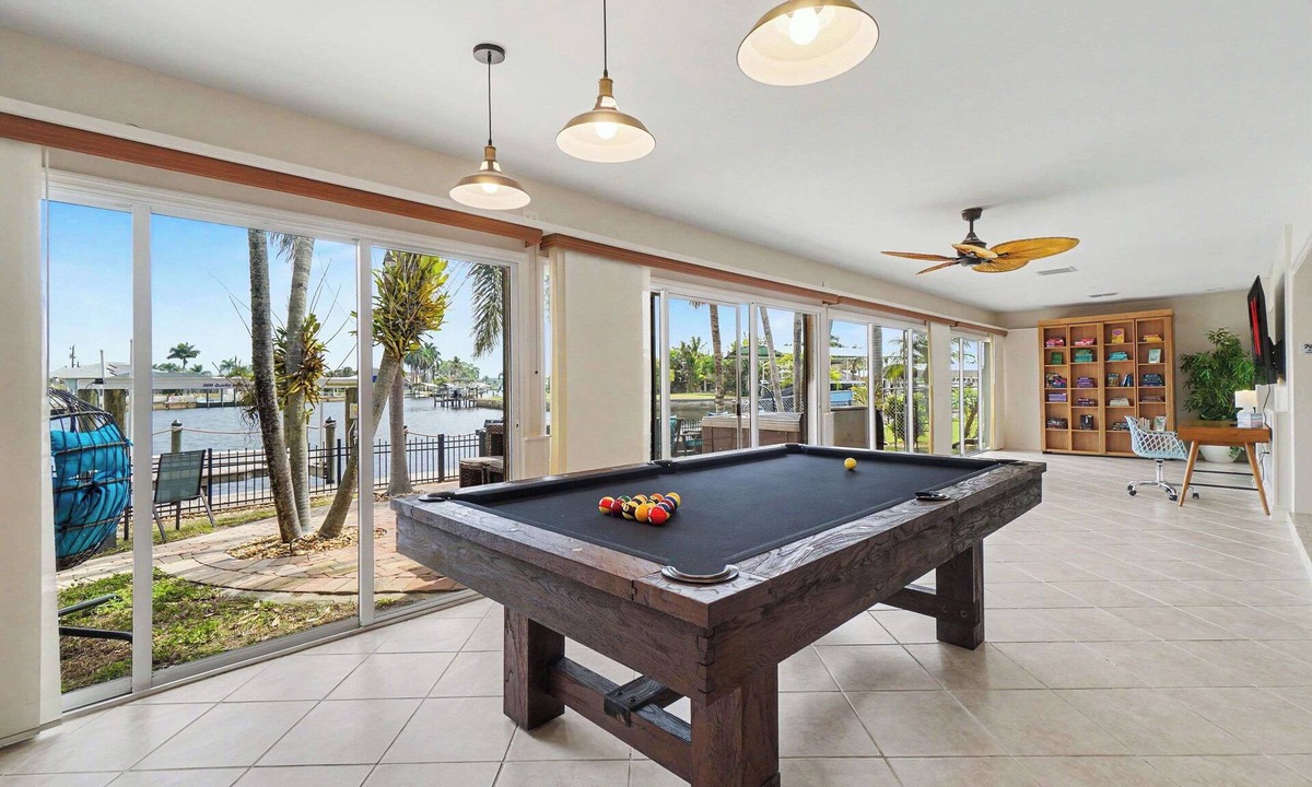 Fort Myers Shores House | Aruba Breeze Retreat | Hot Tub & Pool Table