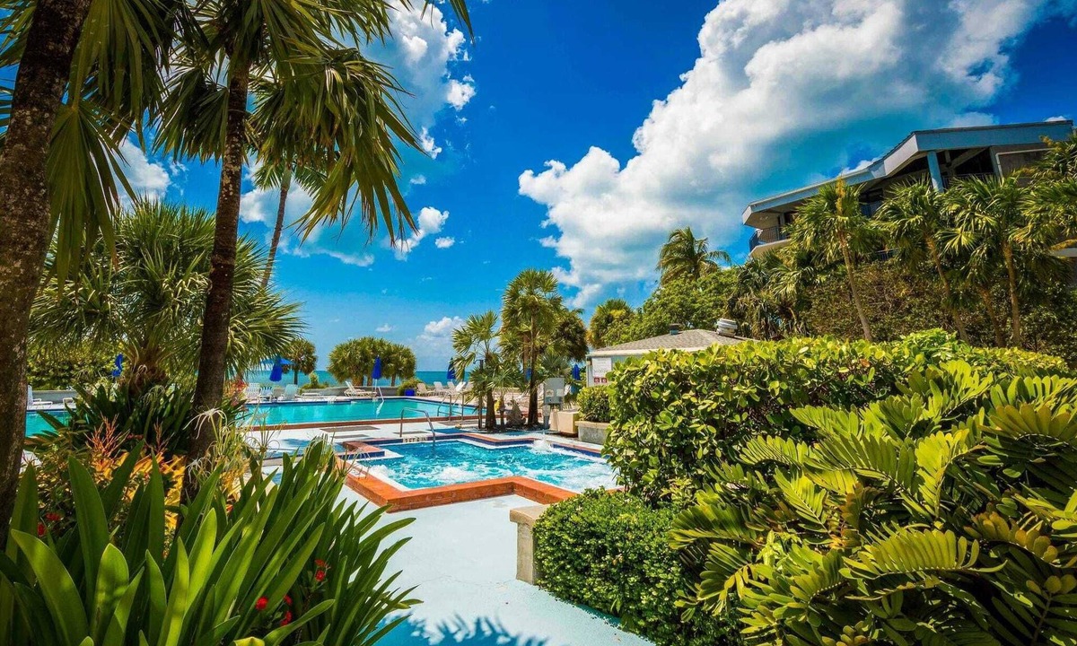 New Town Cottage | Atlantic Paradise by Avantstay Great Location w/Balcony, Outdoor Dining & Shared Pool & Hot Tub!