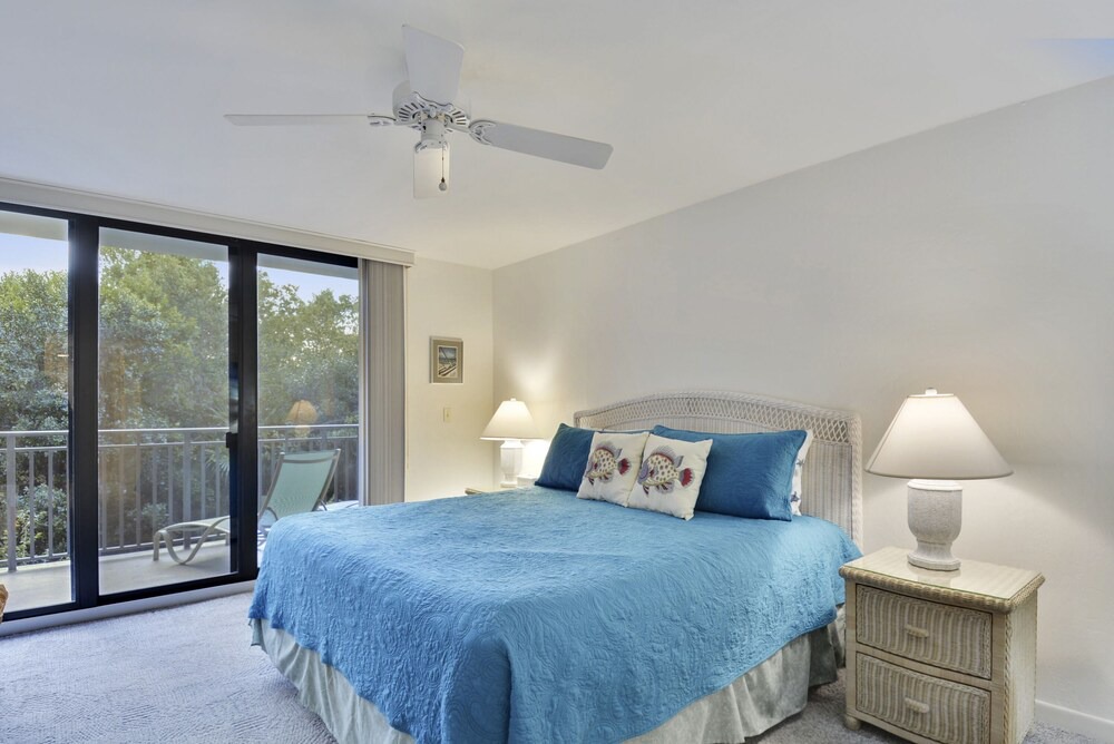 Key West Condo | ATLANTIC PARADISE Condo 1800 Atlantic, shared pool, jacuzi, BBQ, family fun!