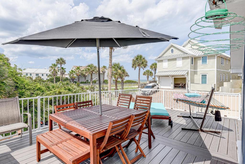 Jacksonville Beach House | Atlantic Shores Getaway steps from Jax Beach Private House Pet Friendly Near to the Mayo Clinic - UNF - TPC Sawgrass - Convention Center - Shopping Malls - Under 3 Hours from DISNEY