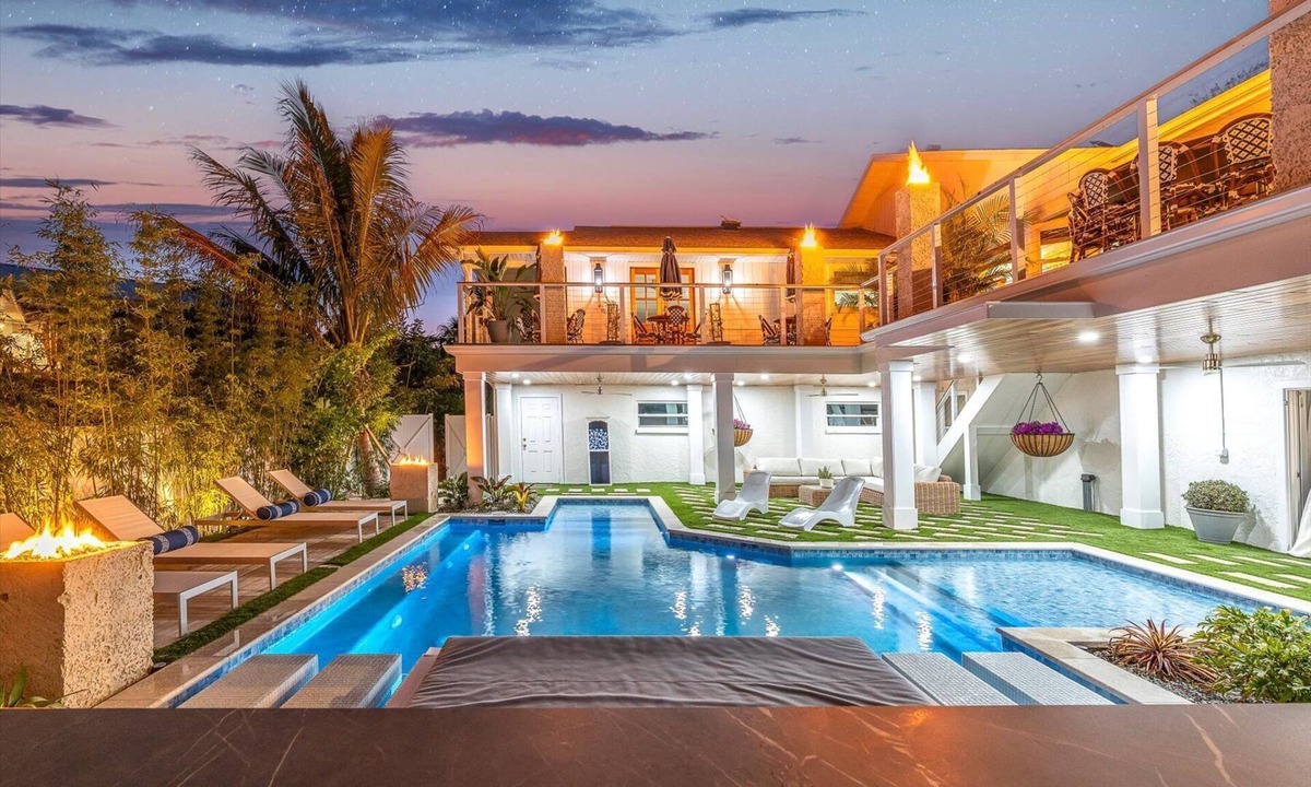 Whitney Beach House | “Aura” 5min to beach- sleeps 20- pool with waterfall and fire features