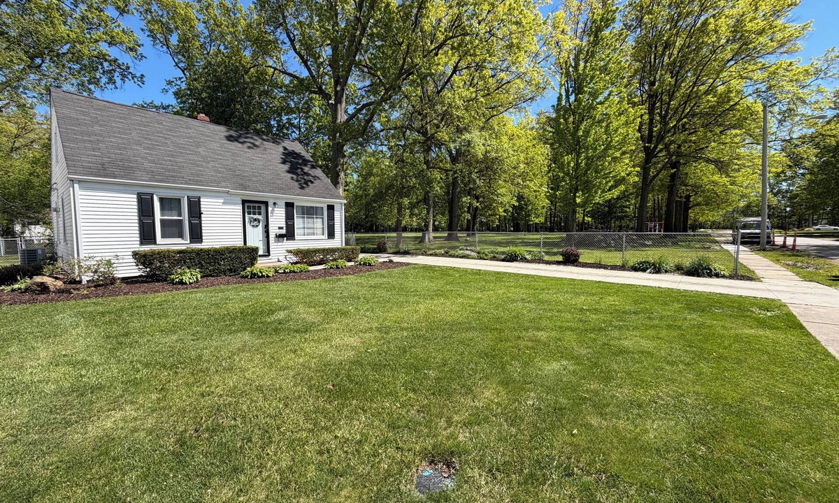 Avon Lake House | Avon Lake 4BR Cozy Comfort MCM Design right next to Park for relaxing stays!