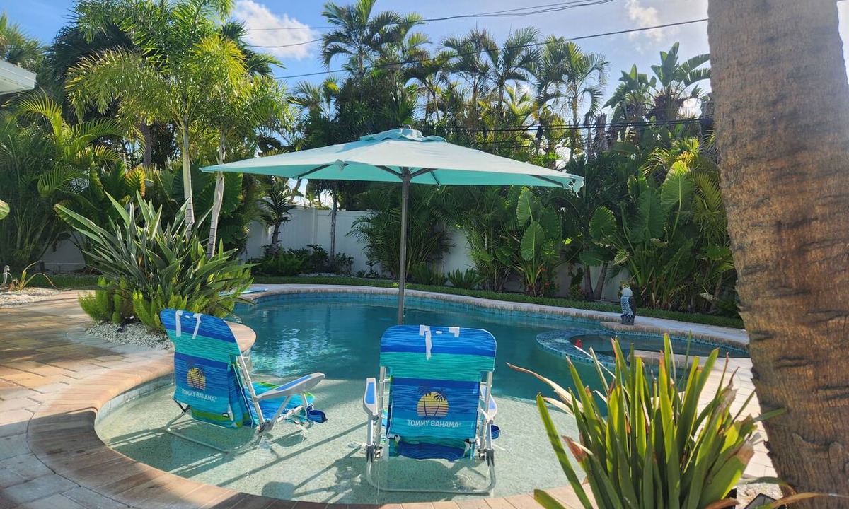 Clearwater Beach House | Backyard Oasis with only steps to the beach - Comfy, cozy cottage - 3bed/2bath